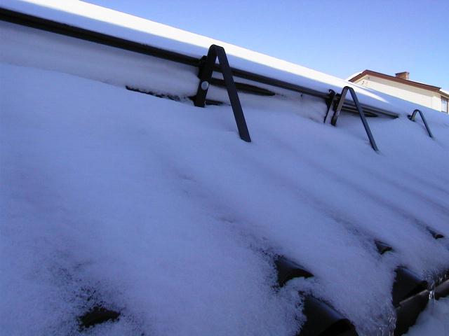 Snøfangere benyttes for å hindre at snøras fra taket.
